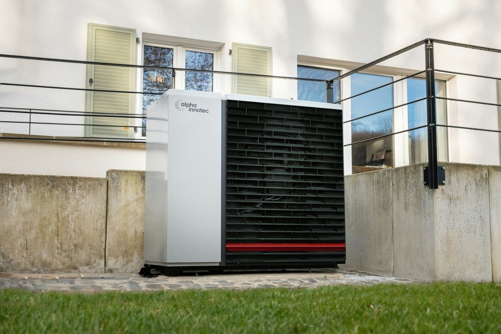Pompe à chaleur air/eau posée devant une maison