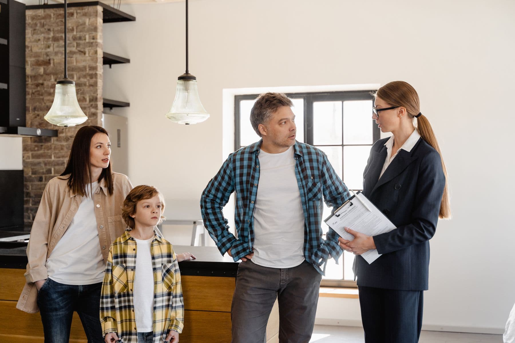 Conseiller NEY avec une famille dans sa cuisine