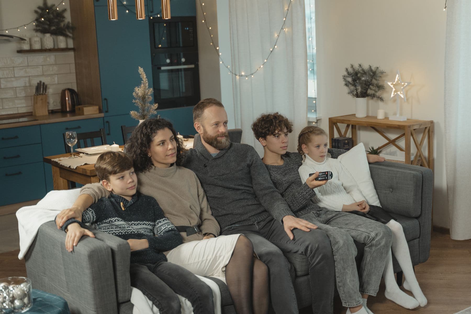 Famille au chaud dans son salon un soir d'hiver